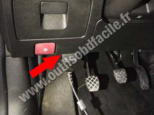 Chery Arrizo 5 - Fuel door command lever