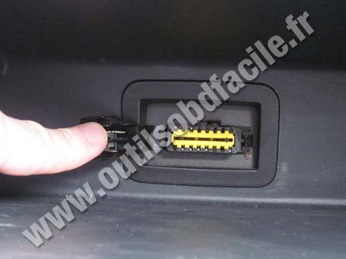 Renault Logan OBD connector