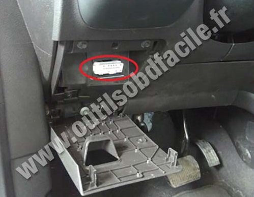 Ford Escape OBD plug