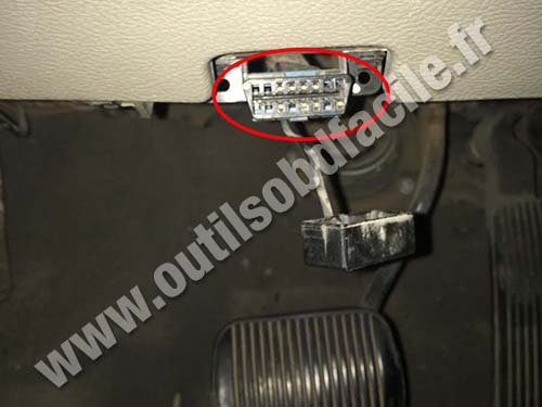 Ford Taurus - OBD II socket