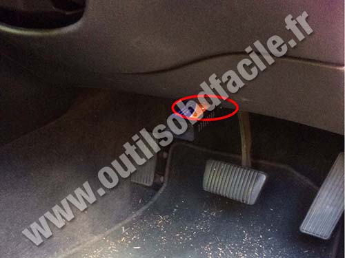 Holden Commodore VX - OBD socket