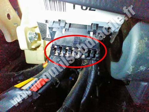 Hyundai Elantra - OBD port