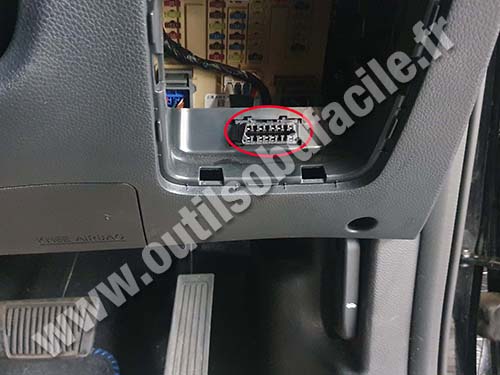 Hyundai Sante Fe - OBD port