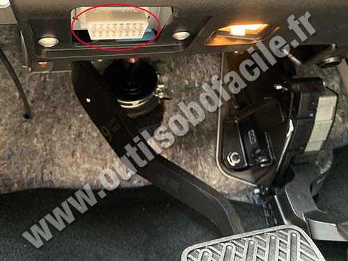 Infiniti QX80 - OBD socket