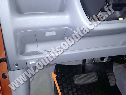 Kia Picanto - Hood lever