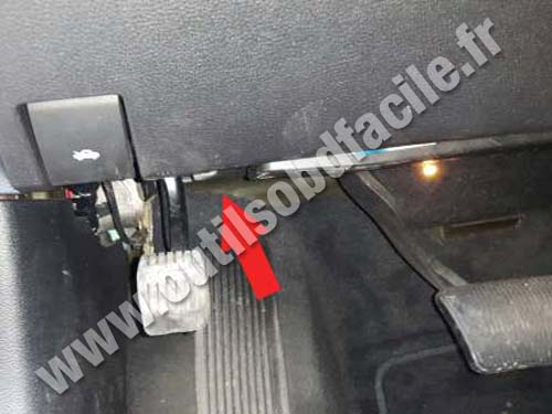 Lancia Thema - Hood lever