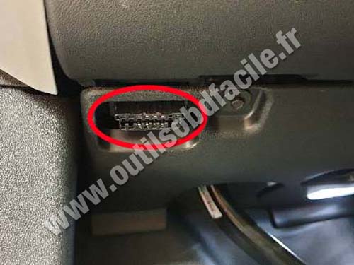 Land Rover Defender - OBD socket