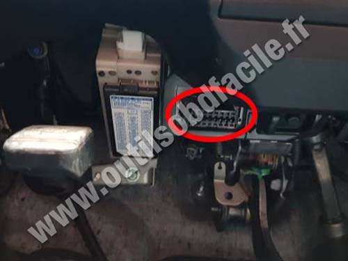 Lexus ES 350 - OBD port