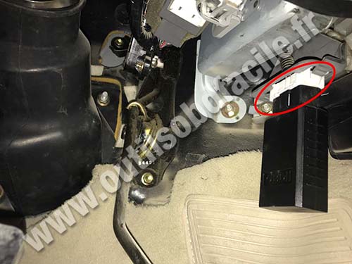 Lexus LX 470 - OBD connector