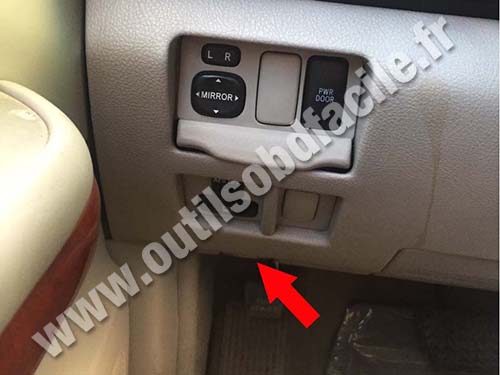 Lexus RX 400h - Hood opening lever