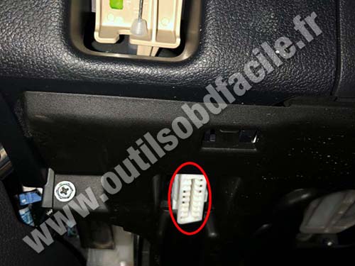 Lexus UX 250h - OBD II connector