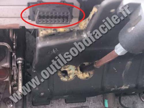 Mazda CX-7 - OBD2 socket