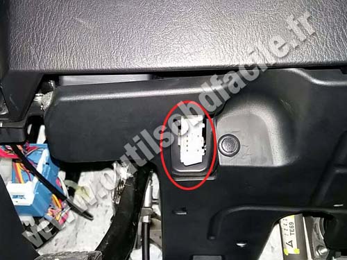 Mazda CX-9 - OBD plug