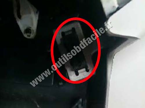 Mazda Demio - OBD socket