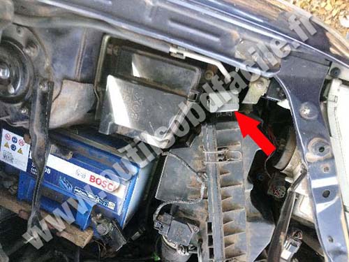 Mazda Premacy - Hood battery side