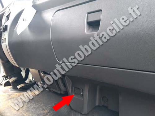 Mercedes Accelo - Glove box