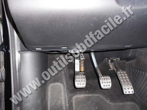 Mercedes B180 hood opening system