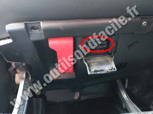 Mercedes C Class W203 - OBD socket