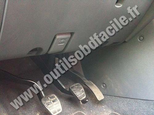 Mitsubishi Colt - Above pedals