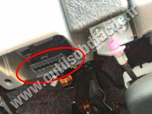 Mitsubishi L200 - OBD socket