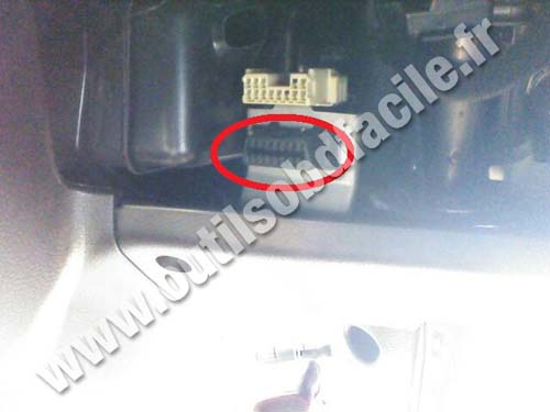 Mitsubishi Outlander OBD port