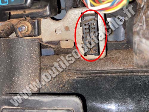 Mitsubishi Pajero - OBD port