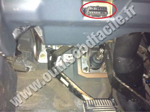 Nissan Almera pedals OBD socket