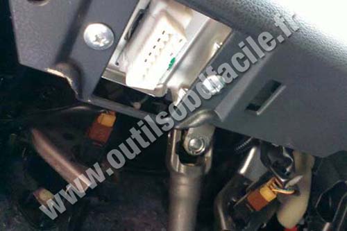 Nisssan Juke OBD2 port