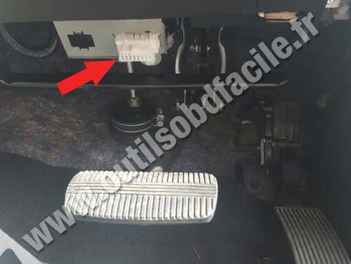 Nissan Navara - Brake pedal