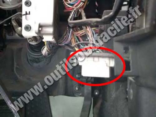 Nissan Navara - OBD II port