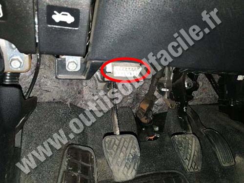 Nissan Note - OBD 2 plug 