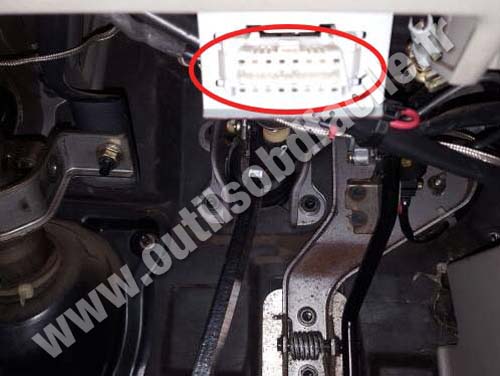 Nissan Patrol (Y61) - OBD plug