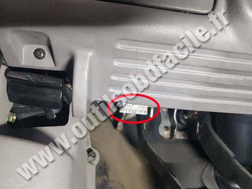 Nissan Primera P11 - OBD II socket