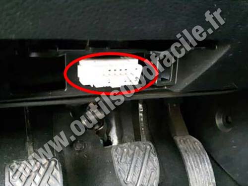 Nissan Pulsar - OBD connector