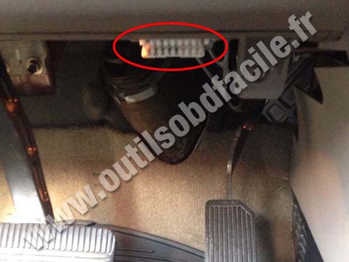 Nissan Quest - OBD plug