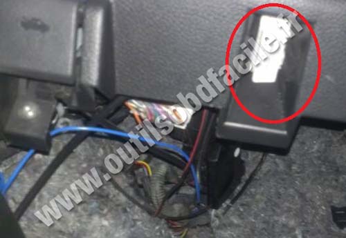 Nissan X-Trail OBD port