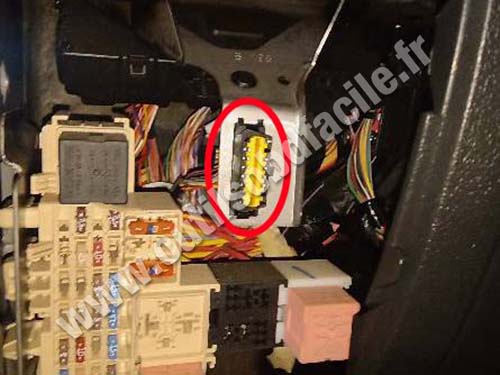 Opel Movanno - OBD port