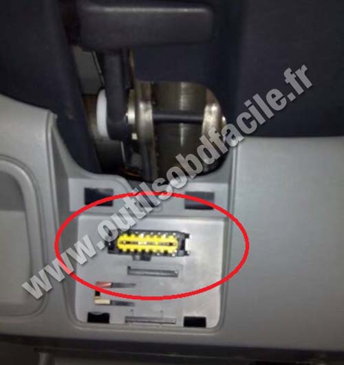 Opel Vivaro OBD2 socket