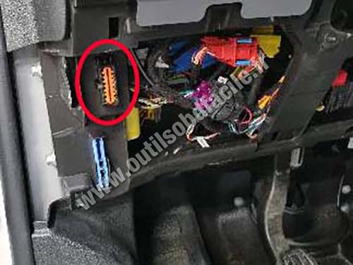 Opel Vivaro - OBD port