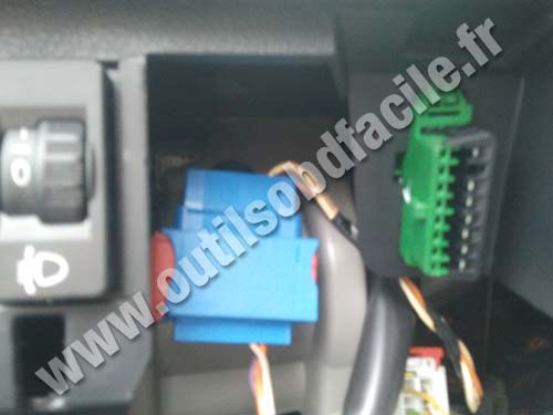 Peugeot 207 OBD connector