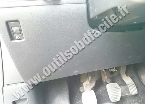 Peugeot 208 cover under the steering wheel