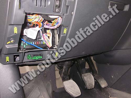 Peugeot 3008 OBD plug