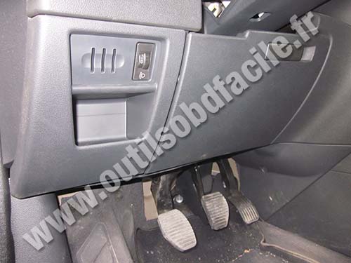 Peugeot 3008 cover at left of steering wheel