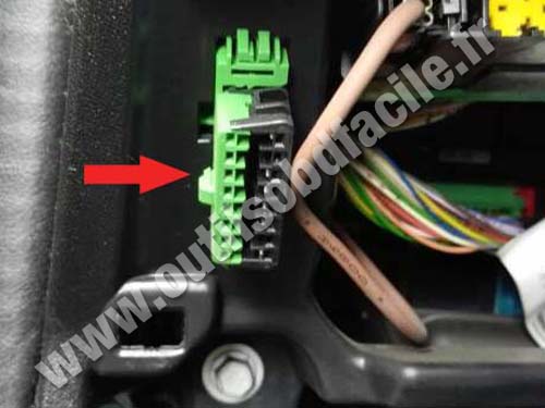 Peugeot 301 - OBD Connector