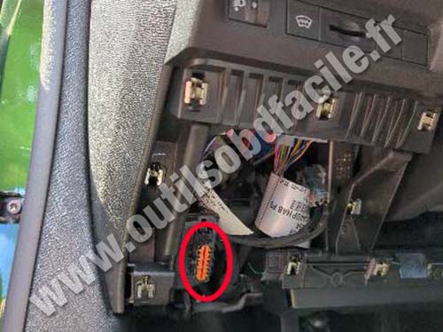 Peugeot 308 III - OBD plug