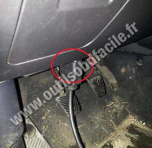 Peugeot 4007 OBD2 connector