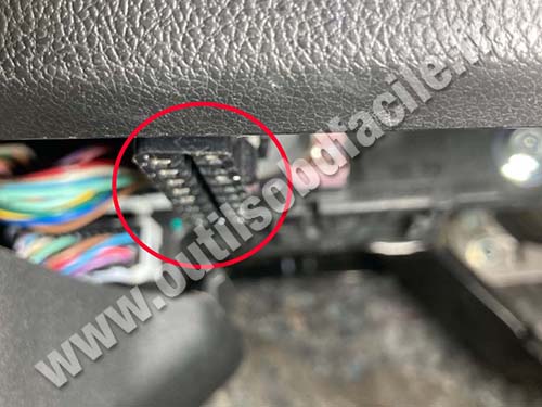 Peugeot 4008 - OBD socket