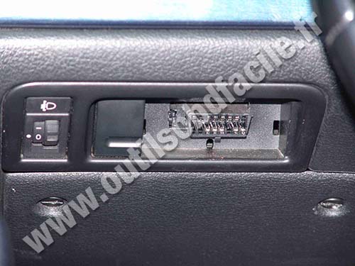 Peugeot 406 OBD Plug