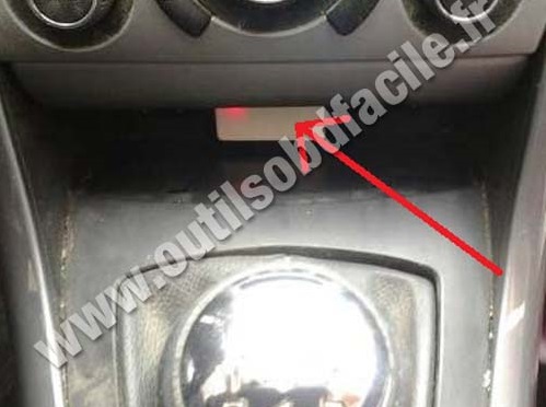 Peugeot 408 central storage compartment