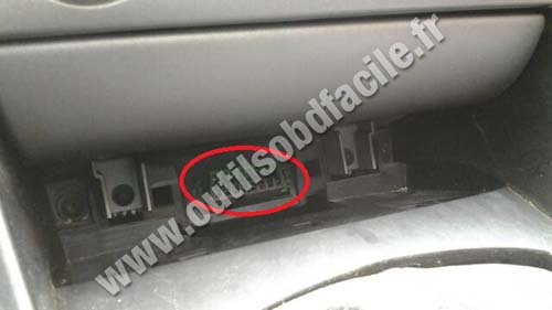 Peugeot 408 OBD plug